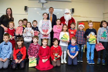 Дяло Коледа раздаде подаръци в Българското училище „Азбука“